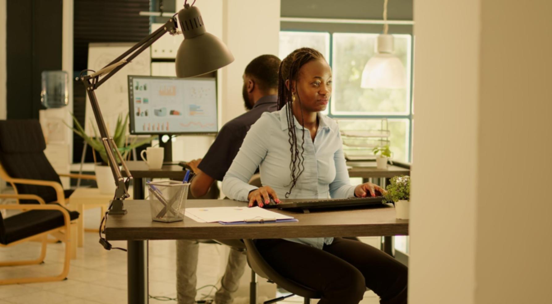 Professionelle Finanzberatung in modernem Büroumfeld