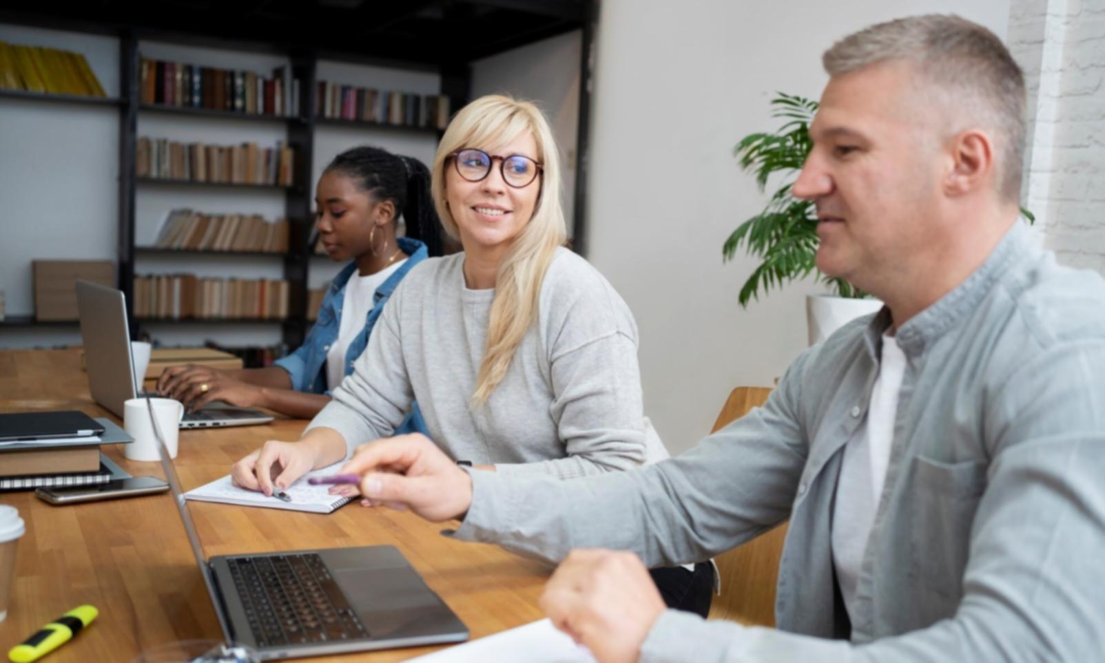 Professionelle Verhandlungssituation im Konferenzraum